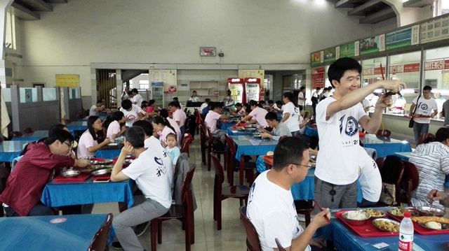 员工在东营校区一餐会餐