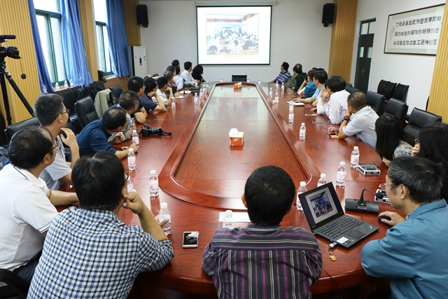 员工共同观看公司宣传片 赵明超摄影