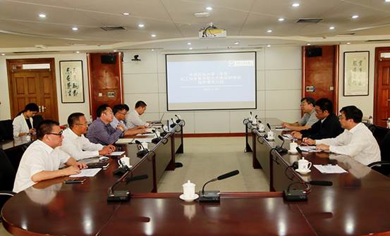 操董事长会谈照片