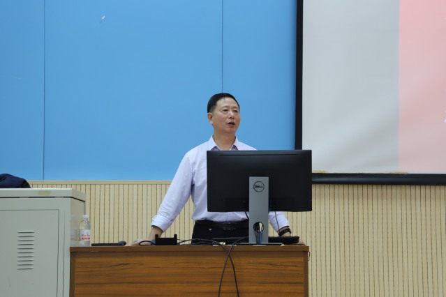 张荣华教授作主题宣讲   陈格菲摄影