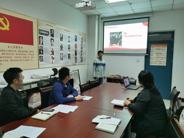 支部成员讲微党课 卡哈尔摄影 支部成员讲微党课 卡哈尔摄影
