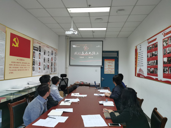 共同观看大型文献专题片《我们走在大路上》 秦政摄影 共同观看大型文献专题片《我们走在大路上》 秦政摄影