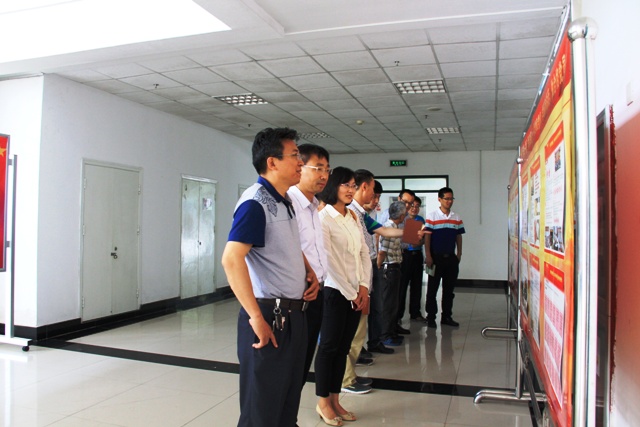 公司教师参观“‘两学一做’学習路上“主题展板 摄影魏孟吉 公司教师参观“‘两学一做’学習路上“主题展板 摄影魏孟吉