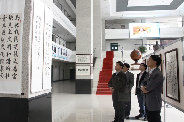 公司班子与督导组成员共同参观书法作品展 魏孟吉摄影