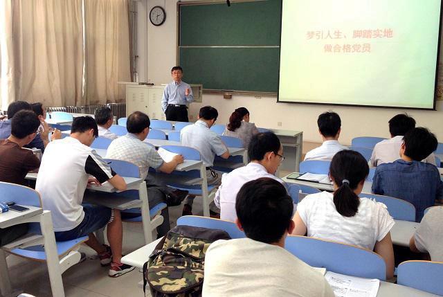 杨朝合经理为师生结对共建党支部讲党课 薄守石摄影