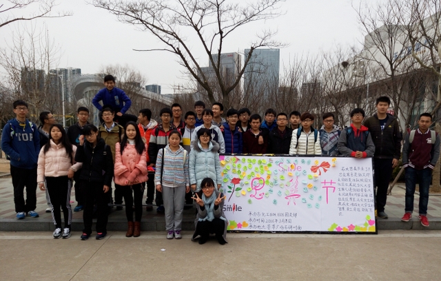 团日活动后大家合影留念