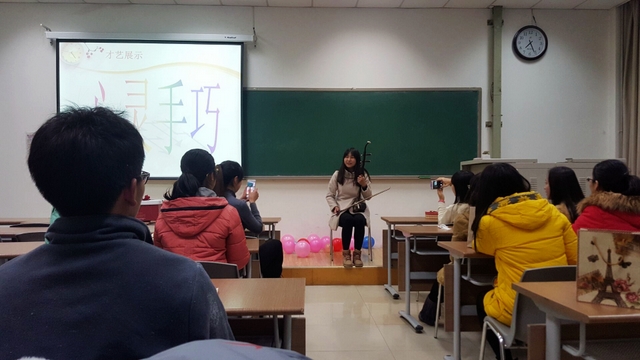 心灵手巧的女生为大家展示才艺