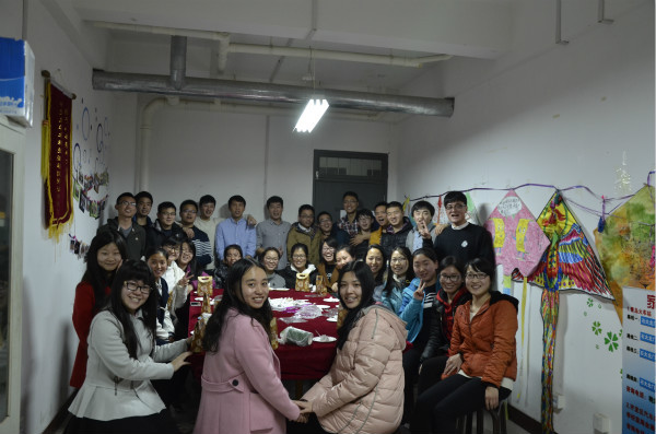 化研15-5班男生和女生欢聚在一起