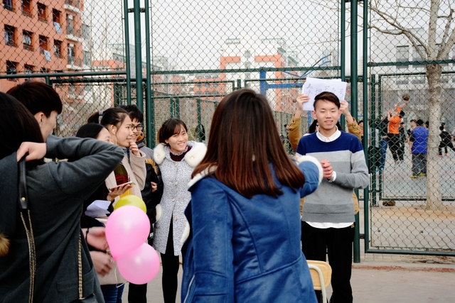 he for she”户外活动中，男生和女生一起猜字谜