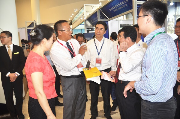 向王浩水总工程师介绍译著教材《化工过程安全》