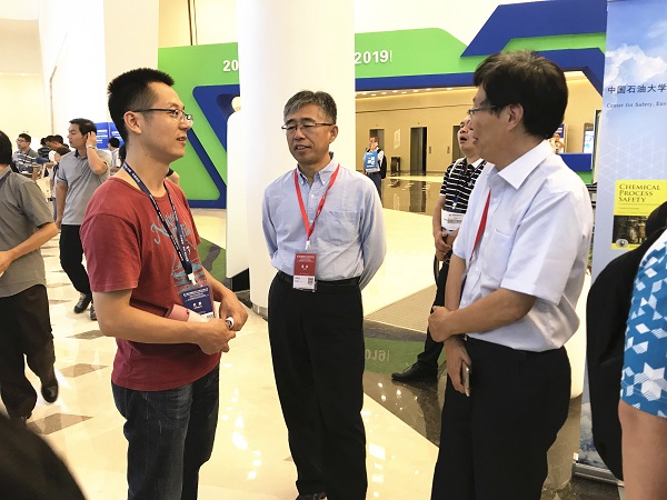  杨朝合经理、赵朝成副经理与参会代表交流