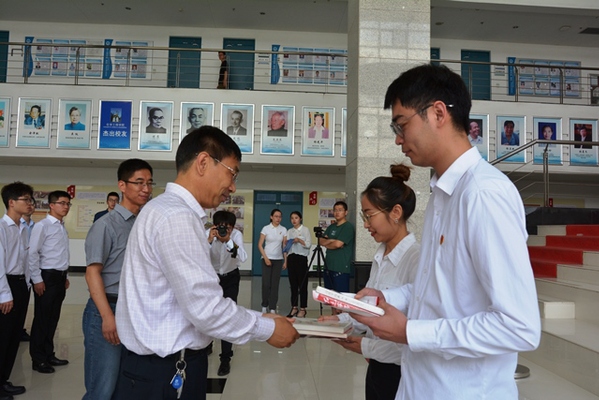 为党员过政治生日 吴拨摄影.JPG 为党员过政治生日 吴拨摄影.JPG