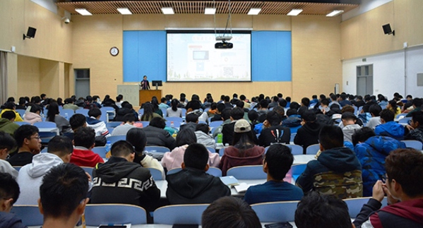 公司教学秘书江小芳进行培养方案及学分制解读 钟朋志摄影 公司教学秘书江小芳进行培养方案及学分制解读 钟朋志摄影