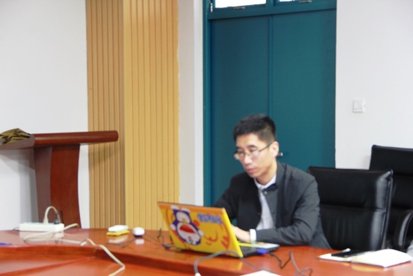 公司团委书记郭孟分析研究生情况   曹明秀摄影