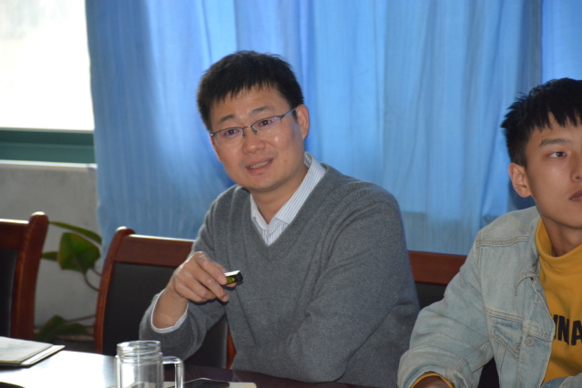 公司副经理刘东为班级讲党课 苏淑仪摄影