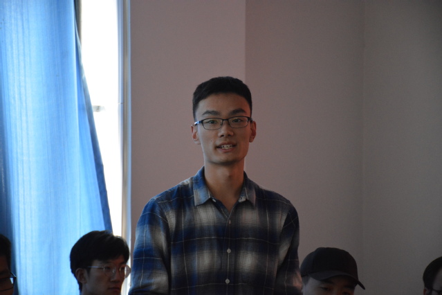 员工代表发言 苏淑仪摄影