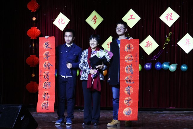 员工为山董事长献春联 李博一摄影