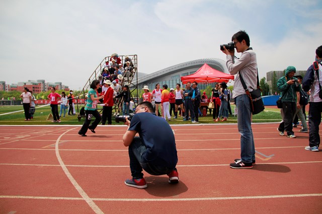 辛勤的记者们 孟慧源摄影