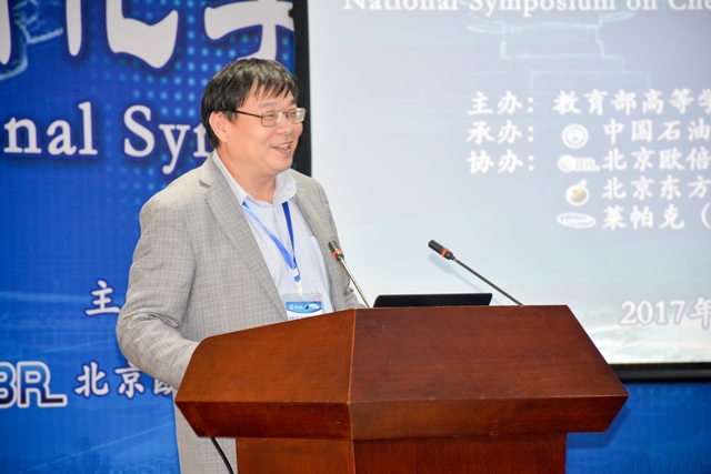 李伯耿教授作大会报告 李博一摄影 李伯耿教授作大会报告 李博一摄影