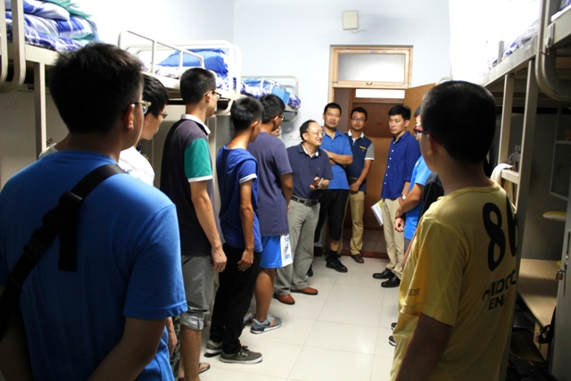 教授与新生亲切交谈