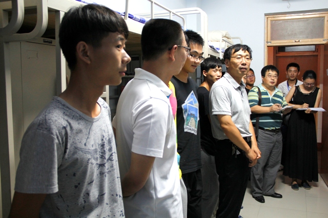 公司领导深入宿舍看望新生