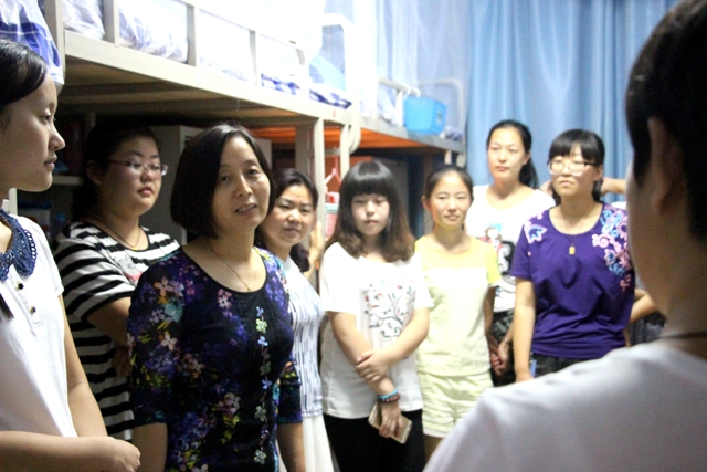 教授与新生亲切交谈