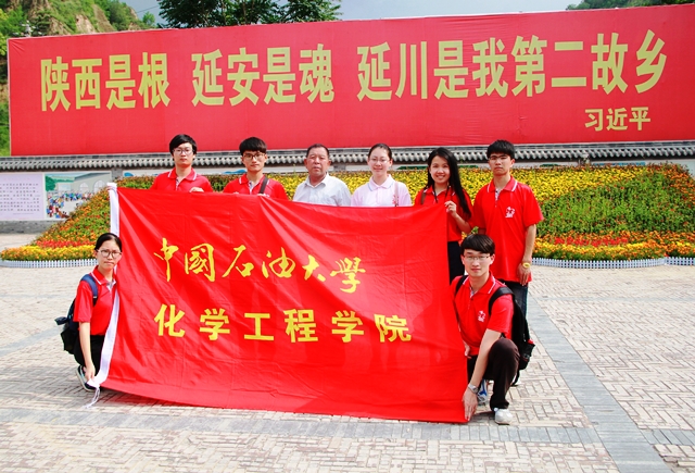 实践队与石春阳书记在村委会大院内合影 赵明超摄影 实践队与石春阳书记在村委会大院内合影 赵明超摄影