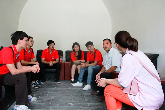 石春阳书记与实践队队员促膝长谈 赵明超摄影 石春阳书记与实践队队员促膝长谈 赵明超摄影