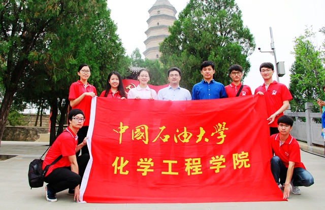 实践队在宝塔山上合影 赵明超摄影 实践队在宝塔山上合影 赵明超摄影