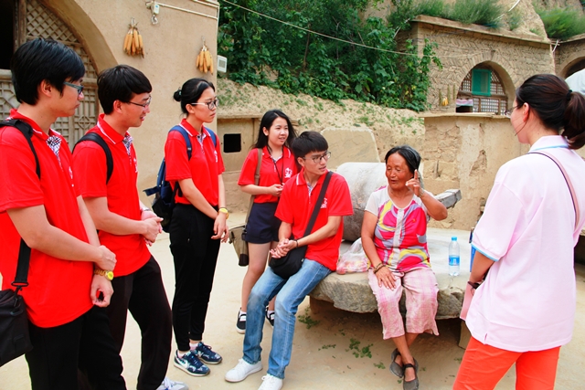 实践队与村民李大娘交流 赵明超摄影 实践队与村民李大娘交流 赵明超摄影