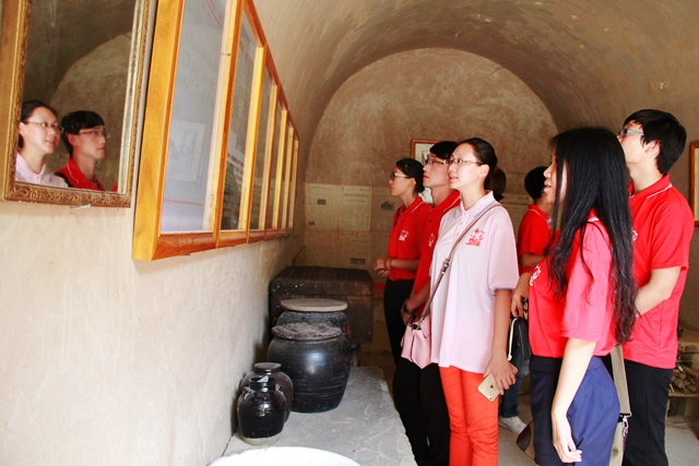 参观知青旧居 赵明超摄影 参观知青旧居 赵明超摄影