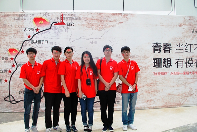 实践队在延安大剧院前合影 赵明超摄影 实践队在延安大剧院前合影 赵明超摄影