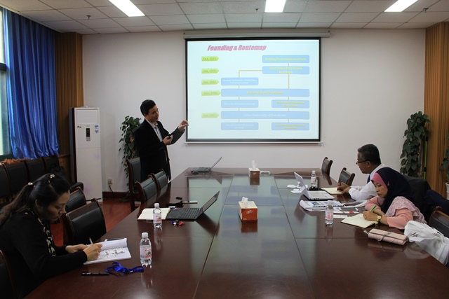 黄方介绍公司和公司情况 魏孟吉摄影 黄方介绍公司和公司情况 魏孟吉摄影