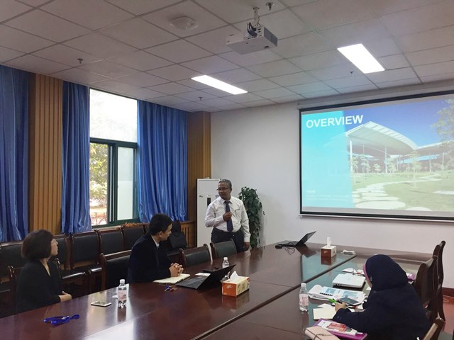 Hilmi Mukhtar博士介绍马来西亚国油大学工程公司情况 杨一帆摄影 Hilmi Mukhtar博士介绍马来西亚国油大学工程公司情况 杨一帆摄影