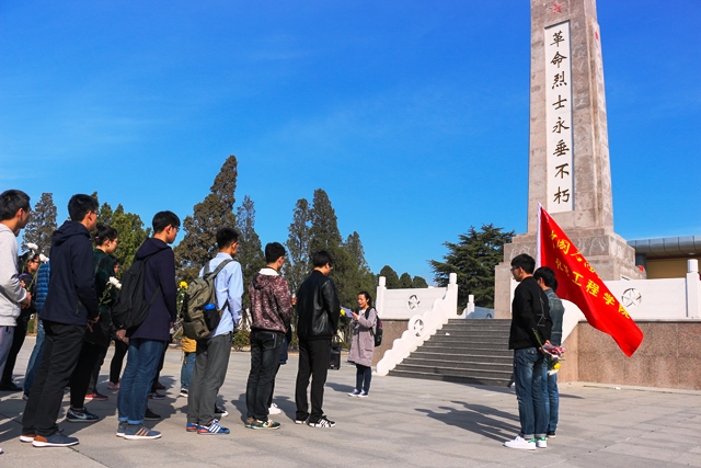 烈士纪念碑前宣言宣誓  刘冰摄影