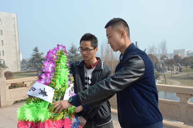 敬献花圈 梁宇哲摄影