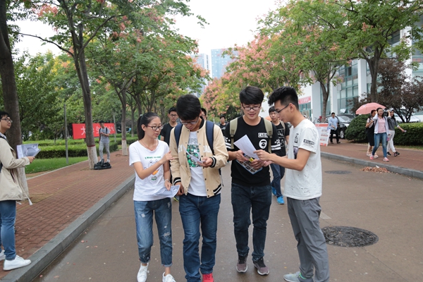 活动人员介绍大赛情况 王永鑫摄影 活动人员介绍大赛情况 王永鑫摄影