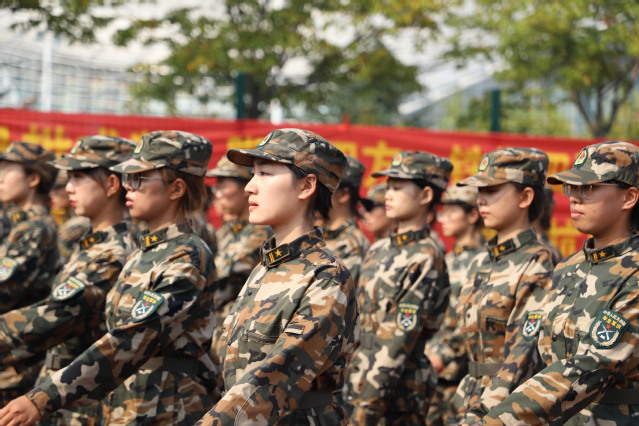 方阵中化院学子昂首阔步接受检阅 曹明秀摄影 方阵中化院学子昂首阔步接受检阅 曹明秀摄影