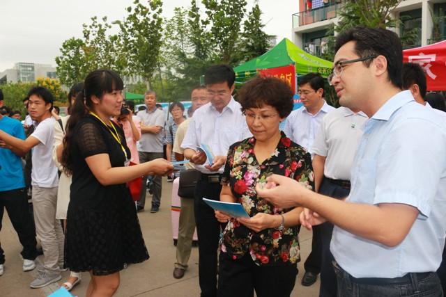 董事长山红红听取公司迎新情况