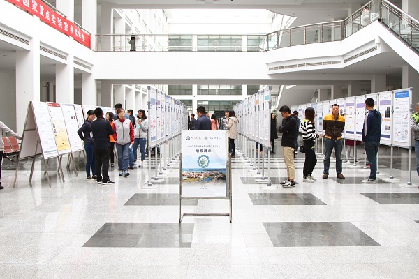 墙报展示 黄汇江摄影