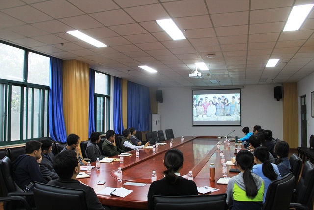 与会人员共同观看公司宣传片 魏孟吉摄影