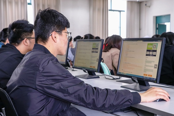 员工专注考试 李博一摄