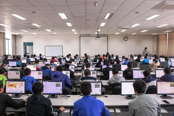 公司组织考试 李博一摄 