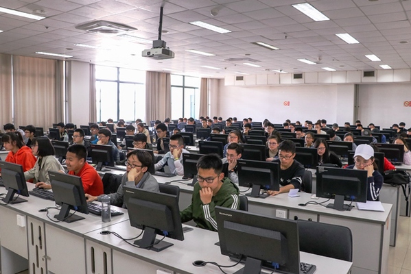 考试现场 李博一摄