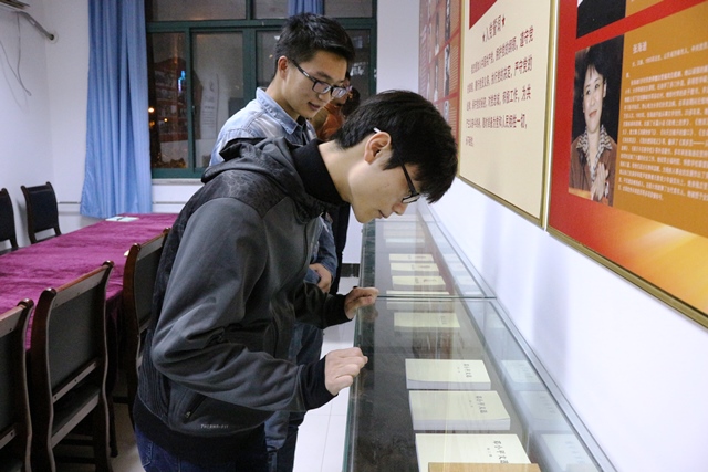 员工浏览珍贵书籍 魏孟吉摄影 员工浏览珍贵书籍 魏孟吉摄影