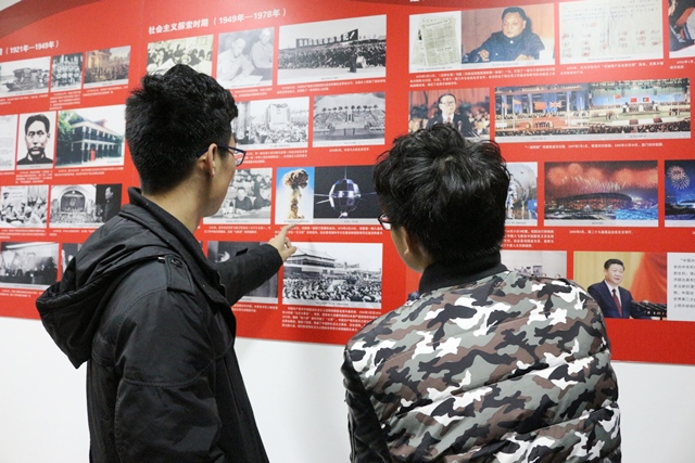 员工参观党史回顾图片展 魏孟吉摄影 员工参观党史回顾图片展 魏孟吉摄影