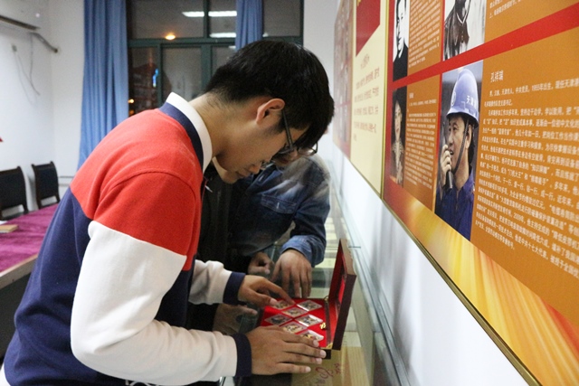 员工参观活动室 魏孟吉摄影 员工参观活动室 魏孟吉摄影