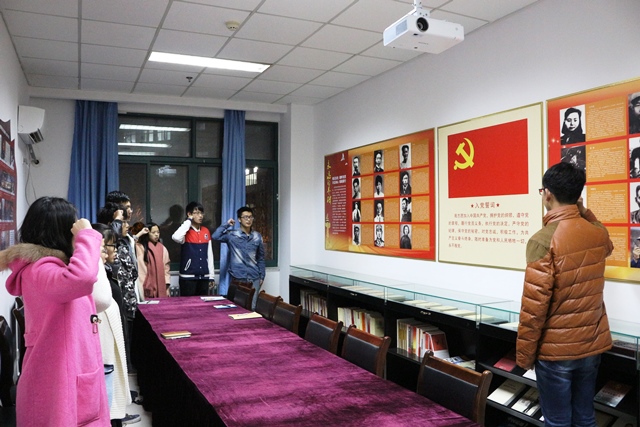 员工党员面对党旗宣誓 魏孟吉摄影 员工党员面对党旗宣誓 魏孟吉摄影