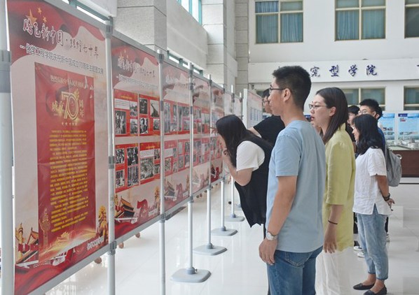 支部党员观看主题图文展 魏孟吉摄影 支部党员观看主题图文展 魏孟吉摄影