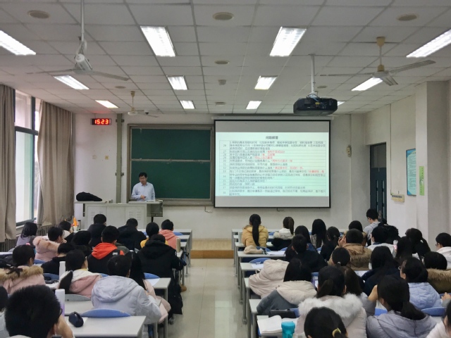 经理助理、重质油国家重点实验室副主任陈小博为员工讲解